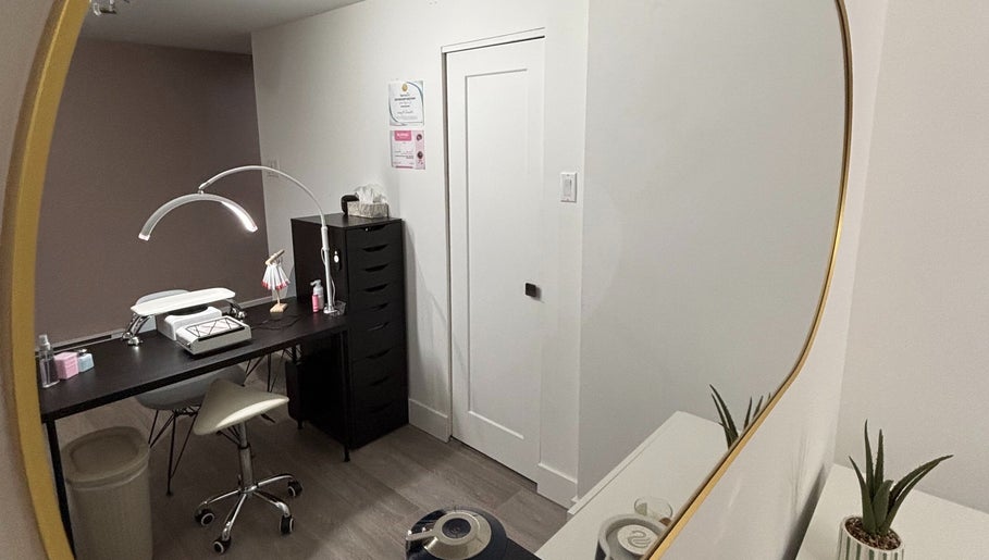 Intérieur chic du salon Normanails - Ongles à Boucherville, à Boucherville, Québec, CA, reflété dans un miroir.
