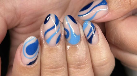 Manucure artistique en bleu à Normanails - Ongles à Boucherville, Boucherville, Québec, CA.
