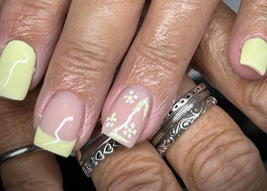 Ongles pastel et fleurs chez Normanails - Ongles à Boucherville, à Boucherville, Québec, CA.
