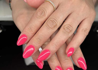 Ongles rose vif chez Normanails - Ongles à Boucherville, Boucherville, Québec, CA. Manucure élégante et soignée.