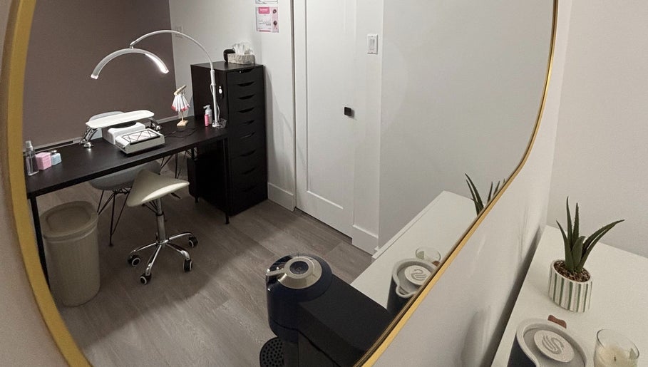 Salon moderne et élégant à Normanails - Ongles à Boucherville, Boucherville, Québec, CA, avec meuble et éclairage soigné.