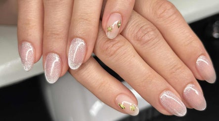 Manucure scintillante chez Normanails - Ongles à Boucherville, Boucherville, Québec, CA. Élégance et style assurés.
