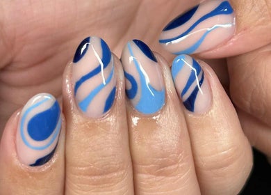 Nail art bleu élégant chez Normanails - Ongles à Boucherville, Boucherville, Québec, CA.
