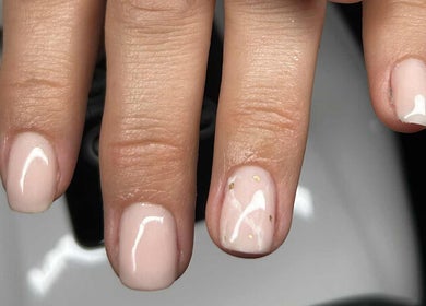 Manucure élégante à Normanails - Ongles à Boucherville, Boucherville, Québec, CA avec détails dorés.