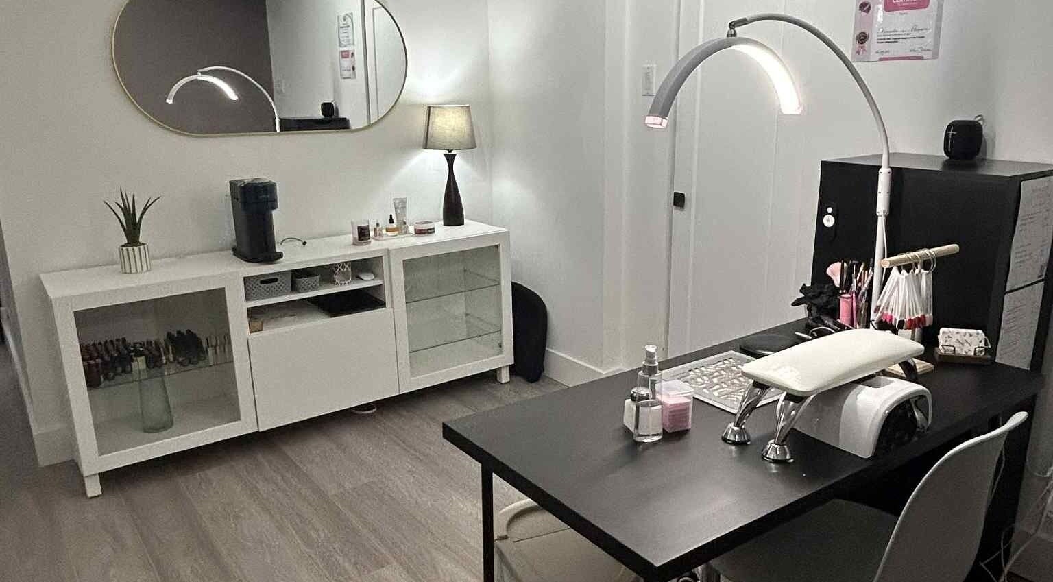 Espace élégant de manucure à Normanails - Ongles à Boucherville, Boucherville, Québec, CA, avec bureau moderne.