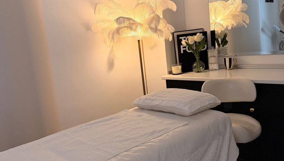 Sala de tratamiento elegante en Hollywood Body Face, València, Comunidad Valenciana, ES.