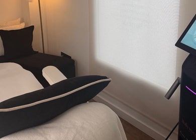 Sala de tratamiento en Hollywood Body Face, València, Comunidad Valenciana, ES con dispositivos modernos.