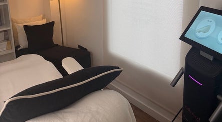 Sala de tratamiento en Hollywood Body Face, València, Comunidad Valenciana, ES con dispositivos modernos.