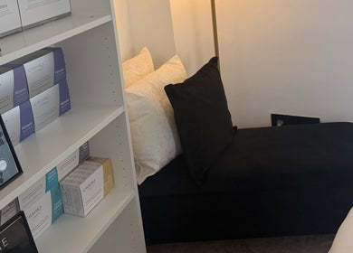 Área de descanso en Hollywood Body Face, València, Comunidad Valenciana, ES, con estantería de productos.