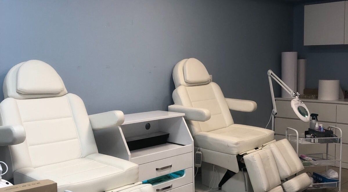 Комфортни бели кресла в PodoPoint Sofia, София, София област, BG, за съвременни процедури.