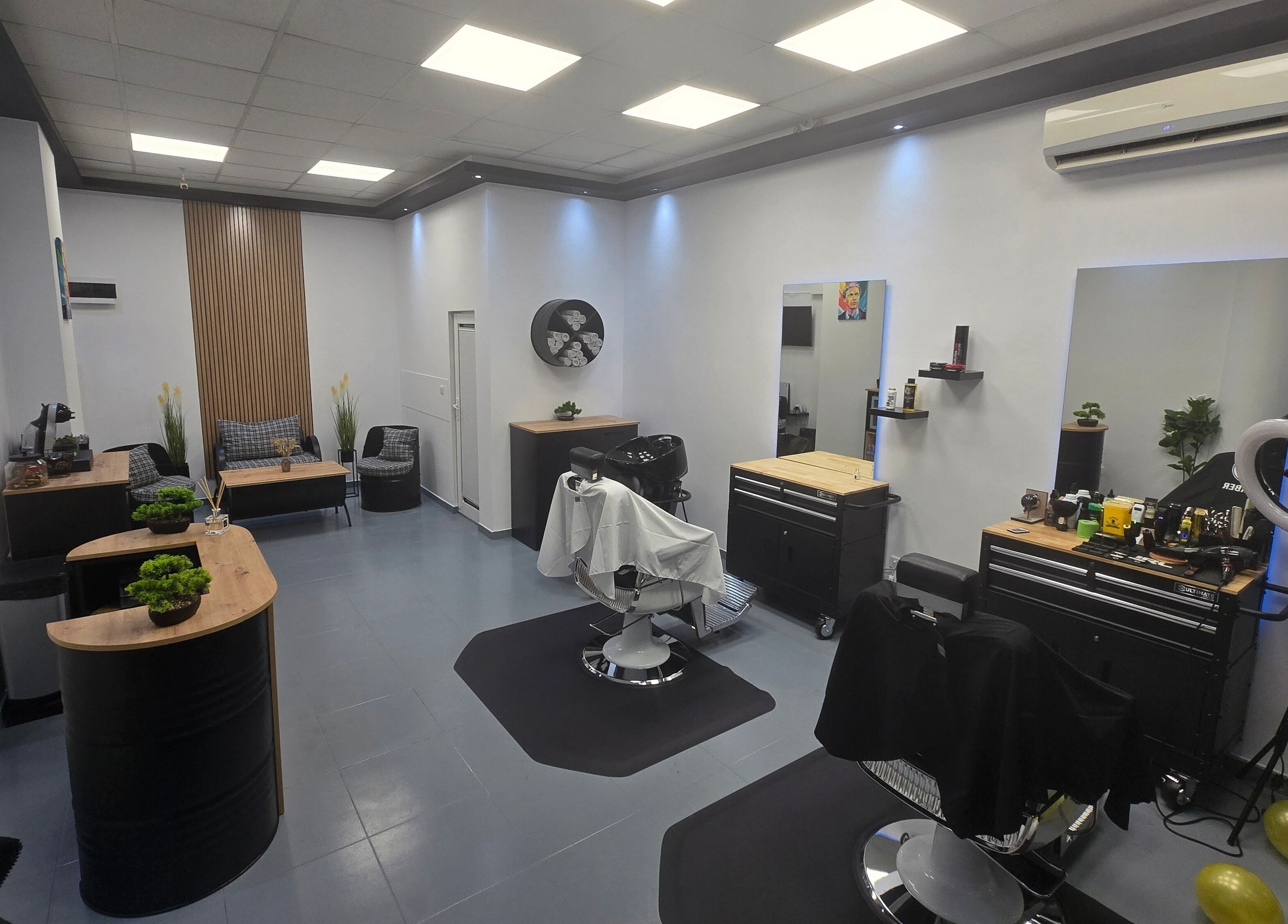 Интериор на FITBARBER STUDIO в Пловдив, Пловдив, BG, модерно обзаведен с професионални инструменти и уютен декор.