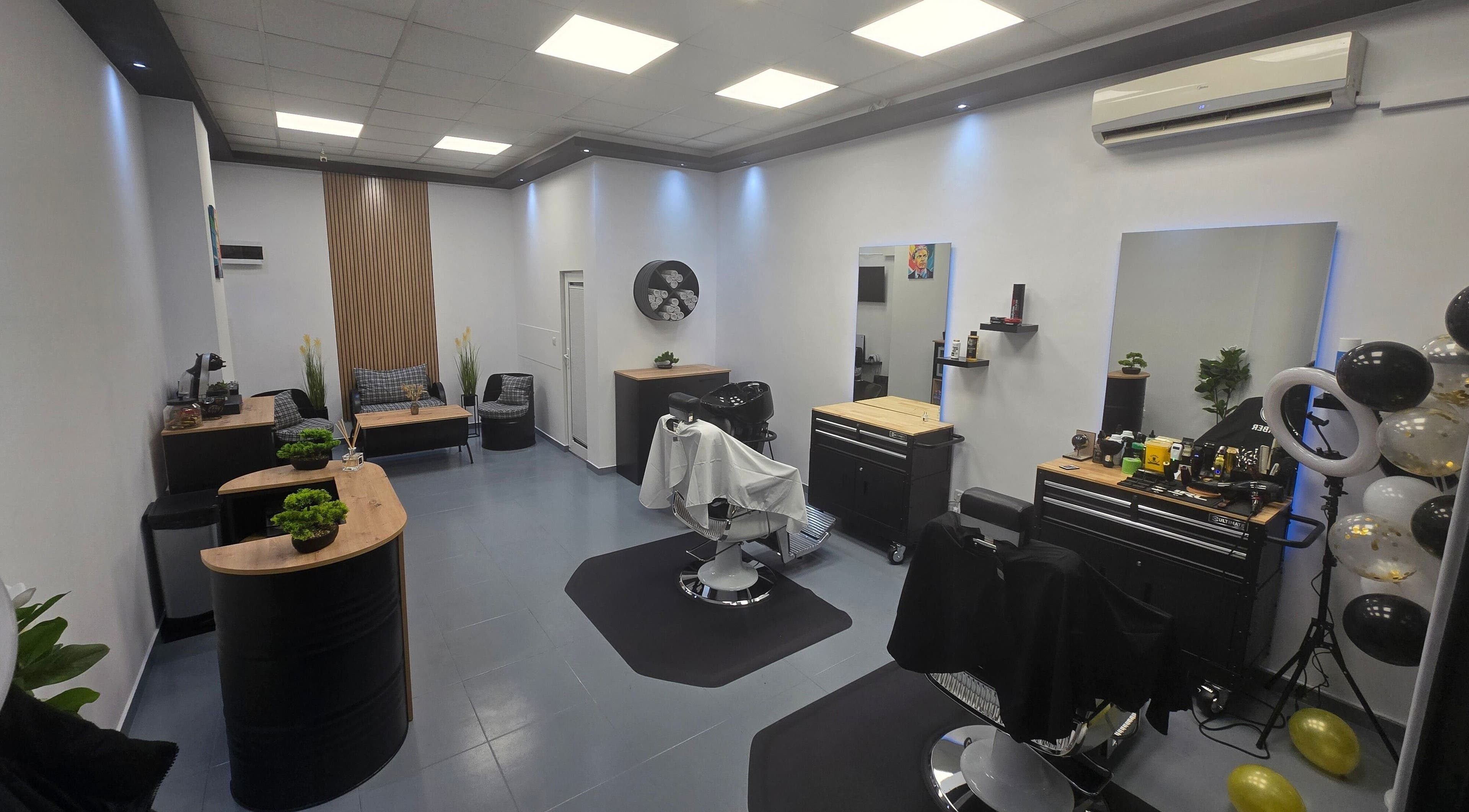 Интериор на FITBARBER STUDIO в Пловдив, Пловдив, BG, модерно обзаведен с професионални инструменти и уютен декор.