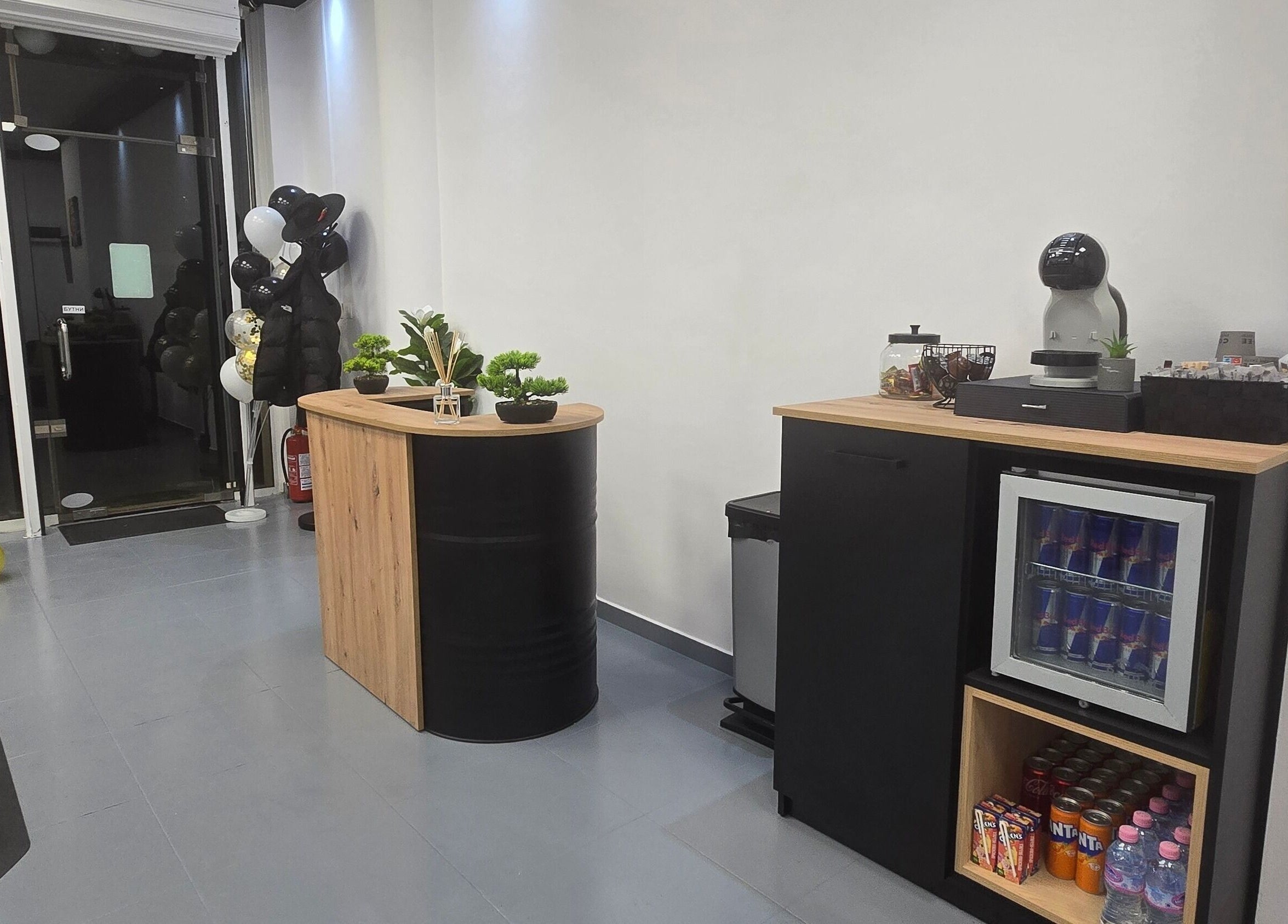 Елегантен интериор на FITBARBER STUDIO, Пловдив, с модерни мебели и освежителен ъгъл.