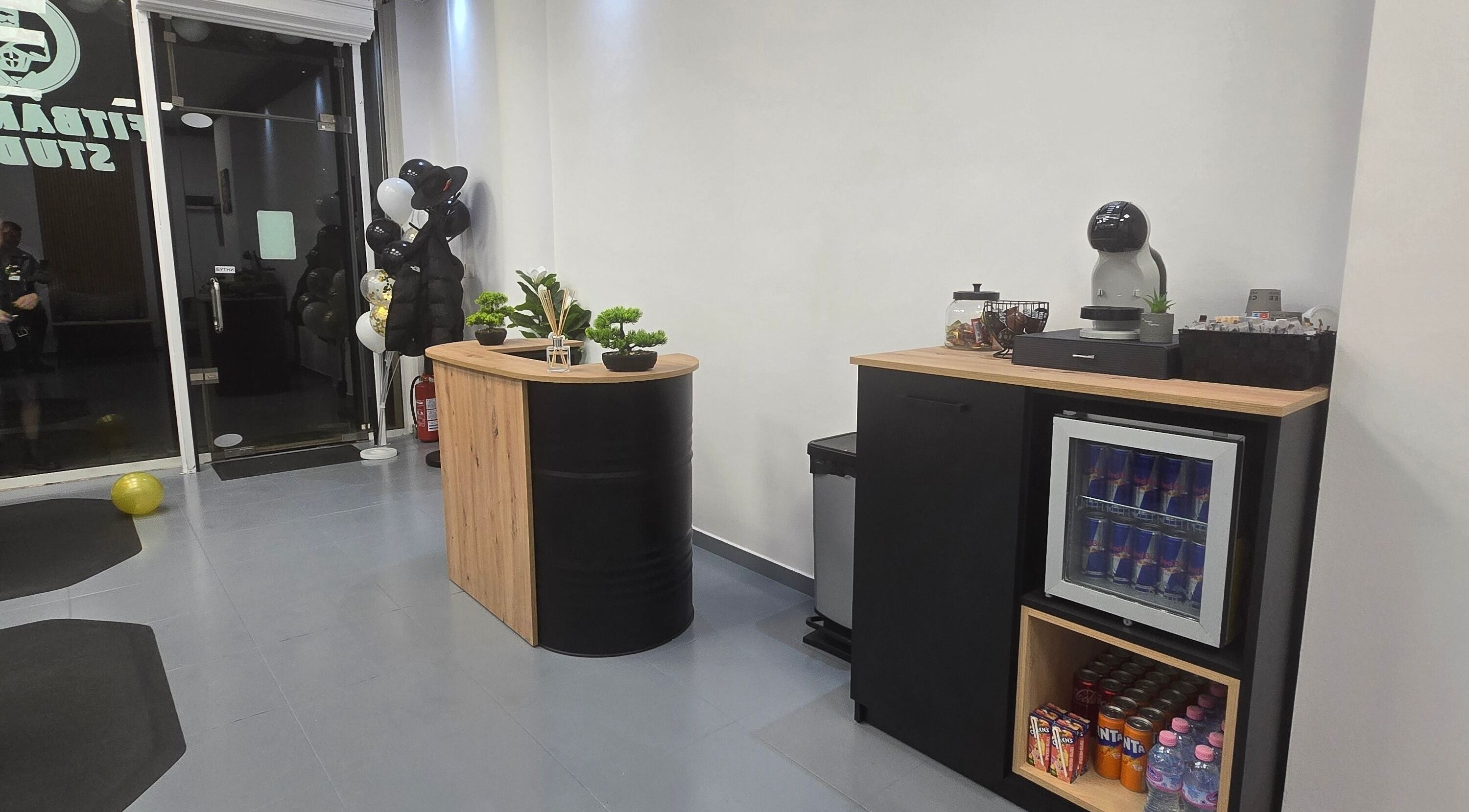 Елегантен интериор на FITBARBER STUDIO, Пловдив, с модерни мебели и освежителен ъгъл.