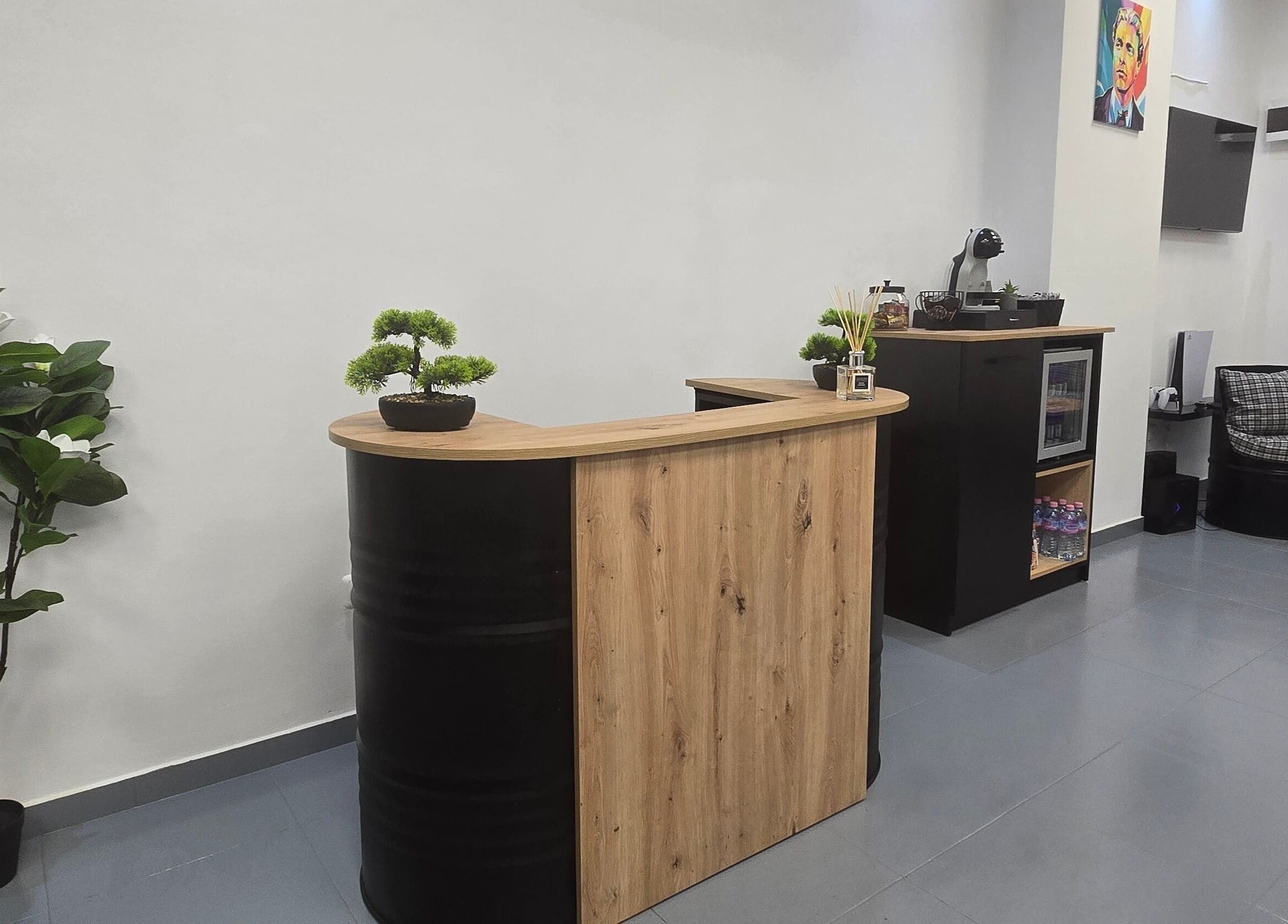 Изглед към рецепцията на FITBARBER STUDIO в Пловдив, Пловдив, BG с модерен интериор и зелени растения.