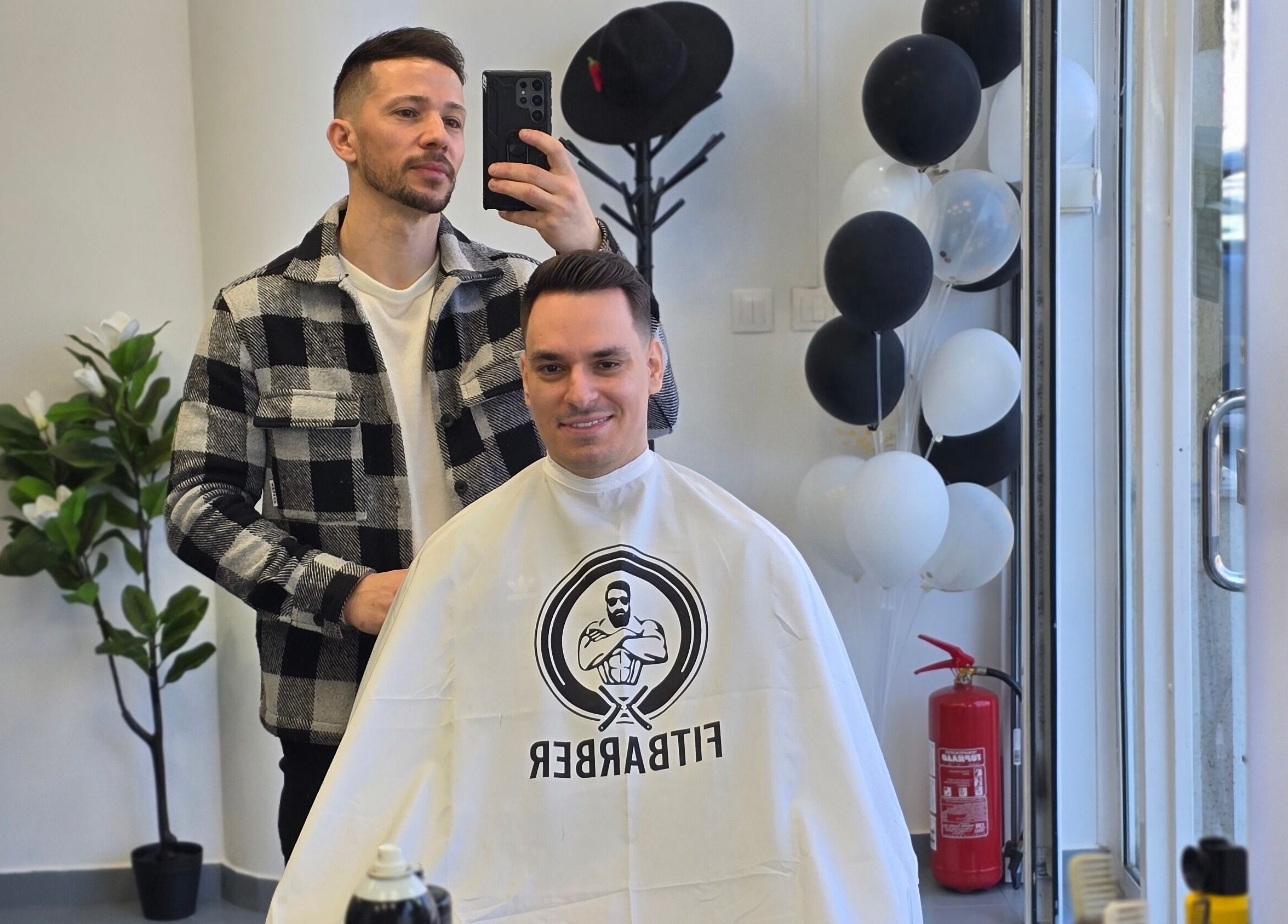 Мъж в FITBARBER STUDIO в Пловдив получава стилно подстригване от професионален бръснар.