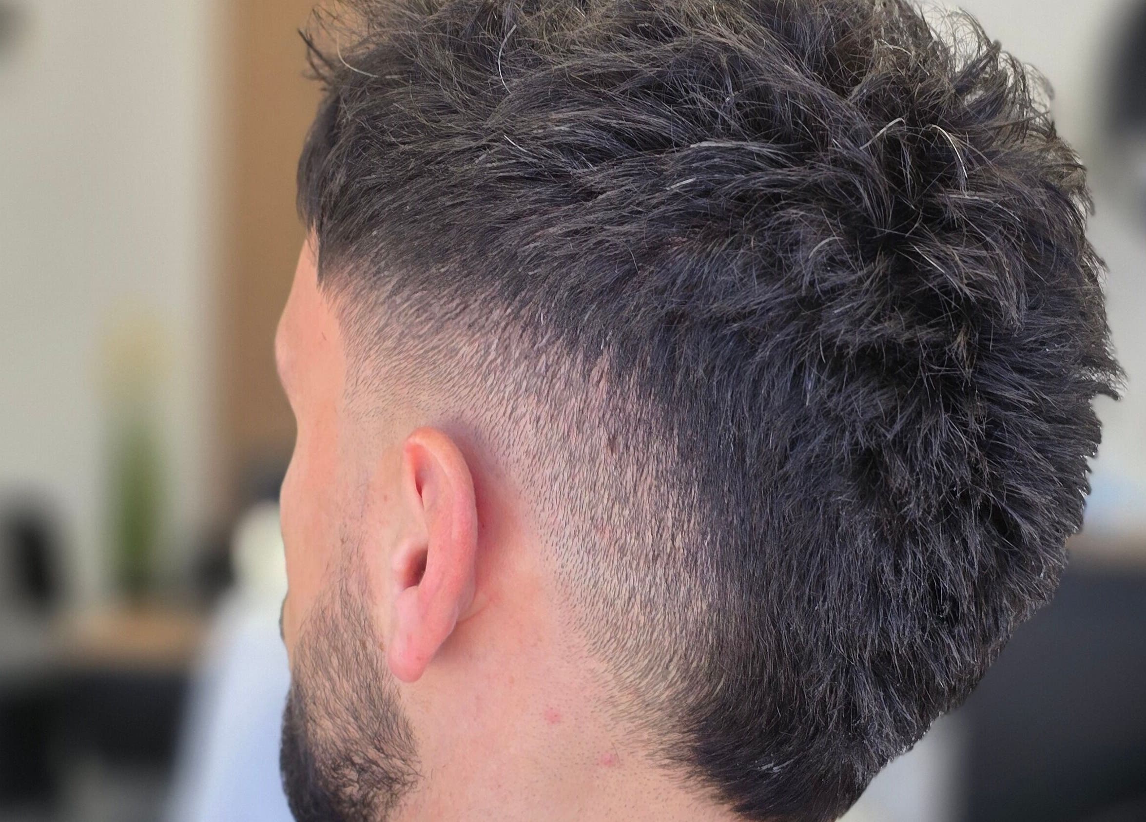 Къс стайлинг на коса във FITBARBER STUDIO, Пловдив, Пловдив, BG, излъчва стил и елегантност.