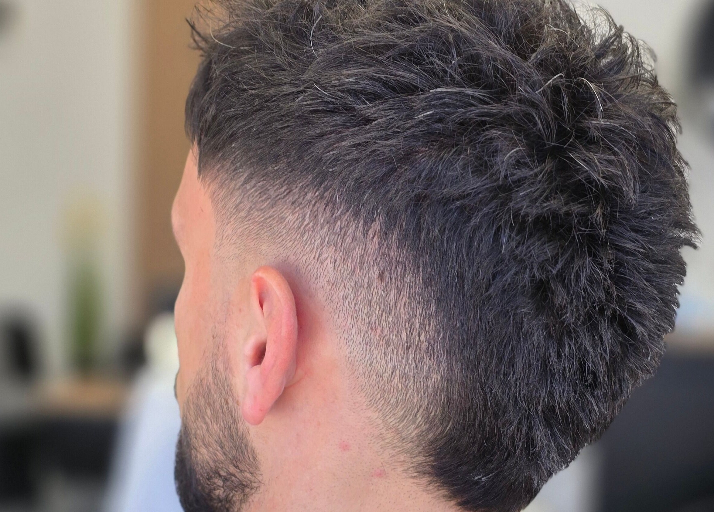 Къс стайлинг на коса във FITBARBER STUDIO, Пловдив, Пловдив, BG, излъчва стил и елегантност.