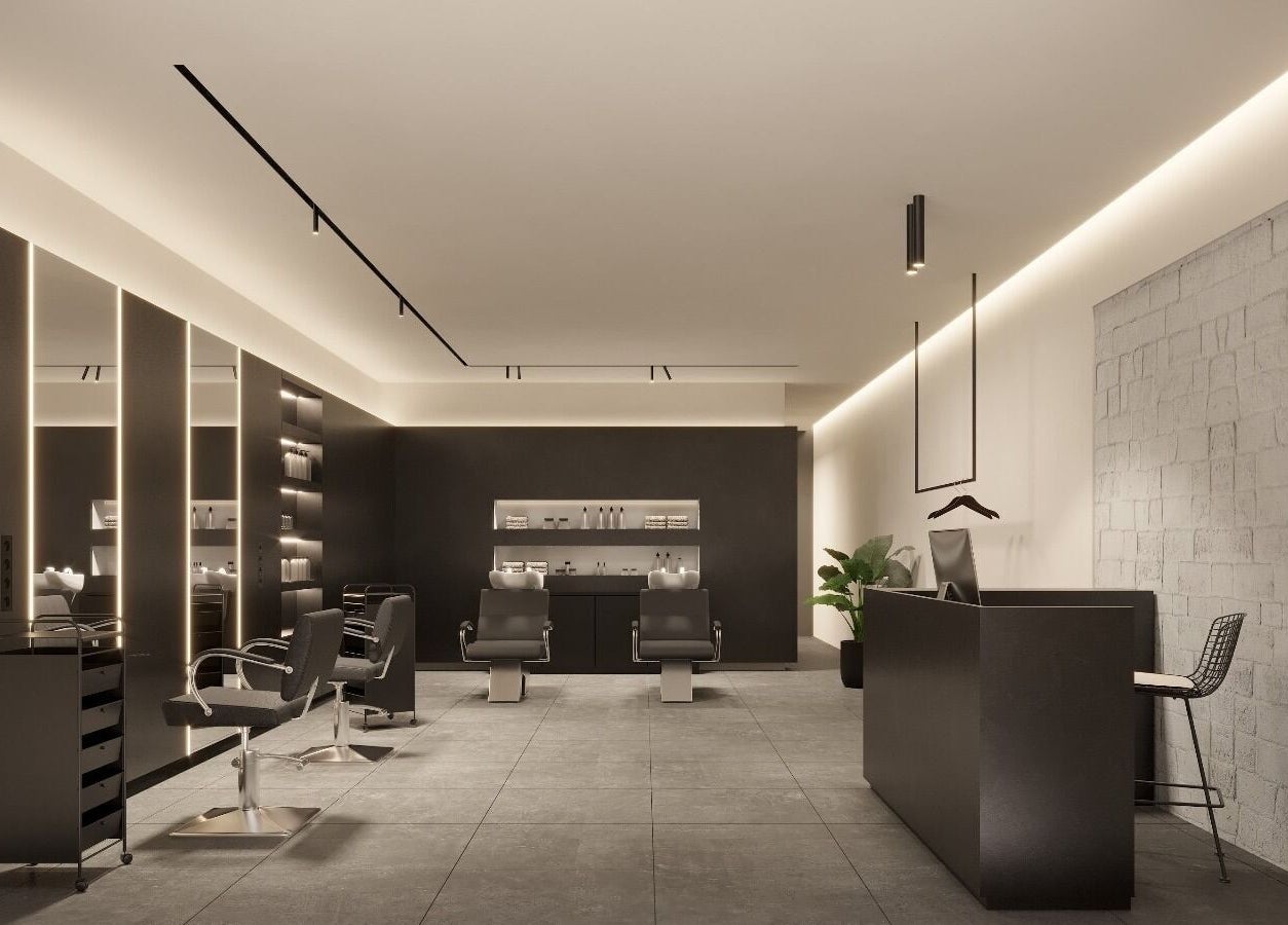 Interno di GTM Hair Studio a Montelupo Fiorentino, Toscana. Design moderno con sedie e stazioni ben illuminate.