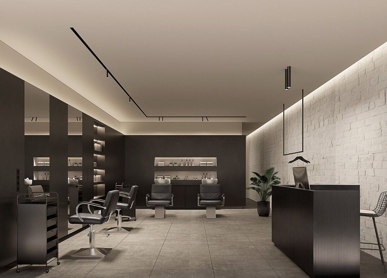 Moderno interno di GTM Hair Studio a Montelupo Fiorentino, Toscana, IT con postazioni stilistiche eleganti.