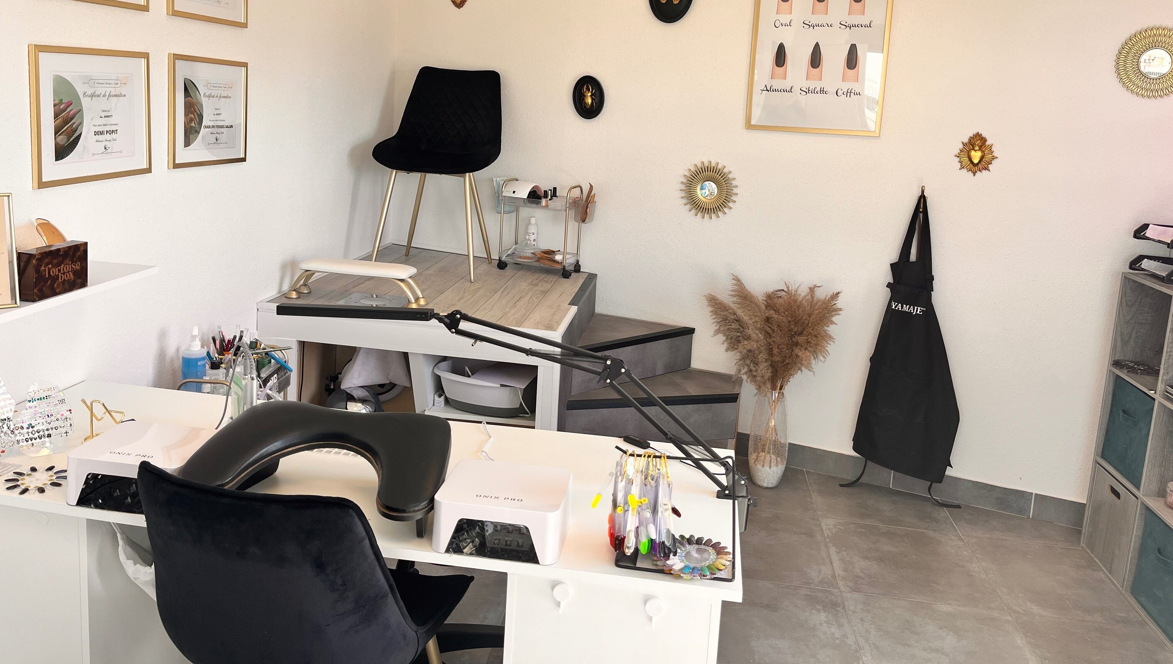 Zone de manucure moderne chez Em Nail's, Serre-les-sapins, Bourgogne-franche-comté, FR, avec fauteuil et décoration.