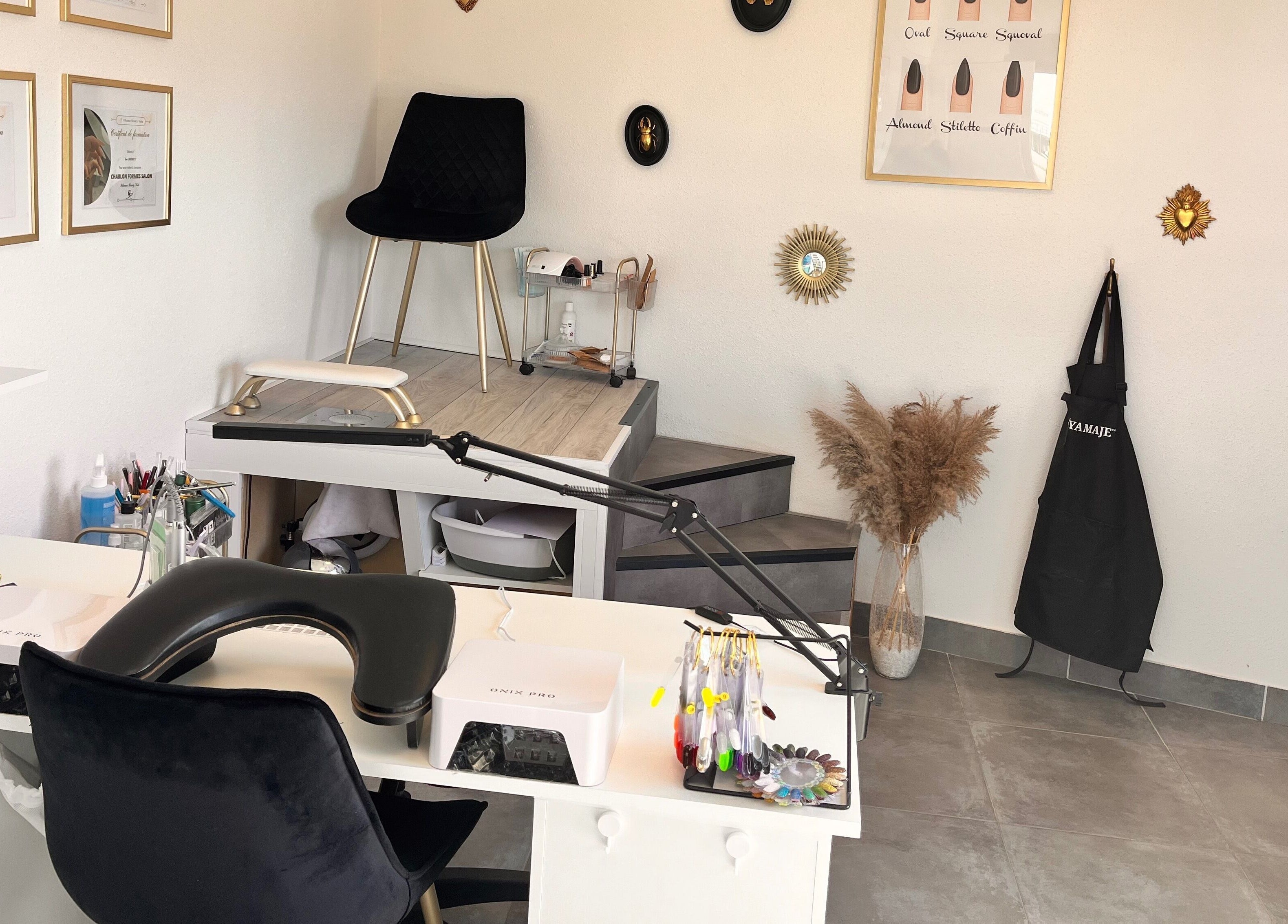 Zone de manucure moderne chez Em Nail's, Serre-les-sapins, Bourgogne-franche-comté, FR, avec fauteuil et décoration.