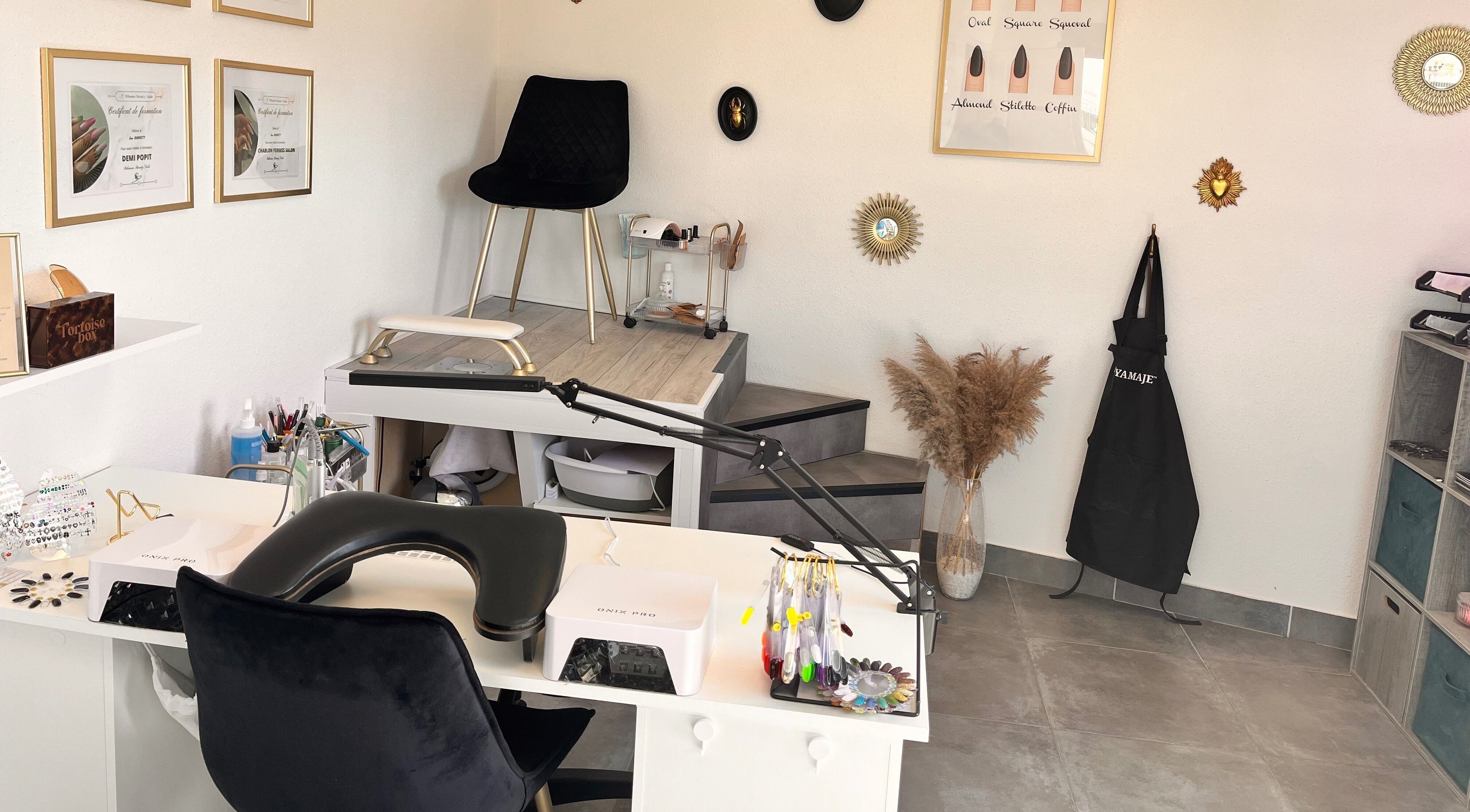 Zone de manucure moderne chez Em Nail's, Serre-les-sapins, Bourgogne-franche-comté, FR, avec fauteuil et décoration.