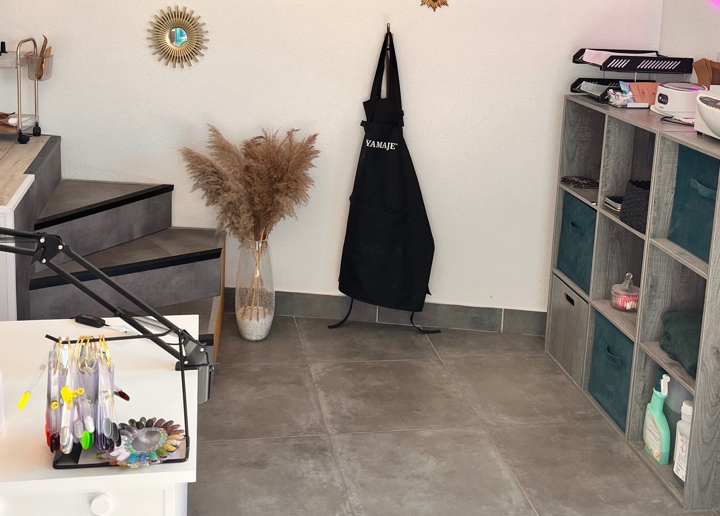 Coin élégant de l'atelier Em Nail’s à Serre-les-sapins, Bourgogne-franche-comté, FR, avec déco moderne.