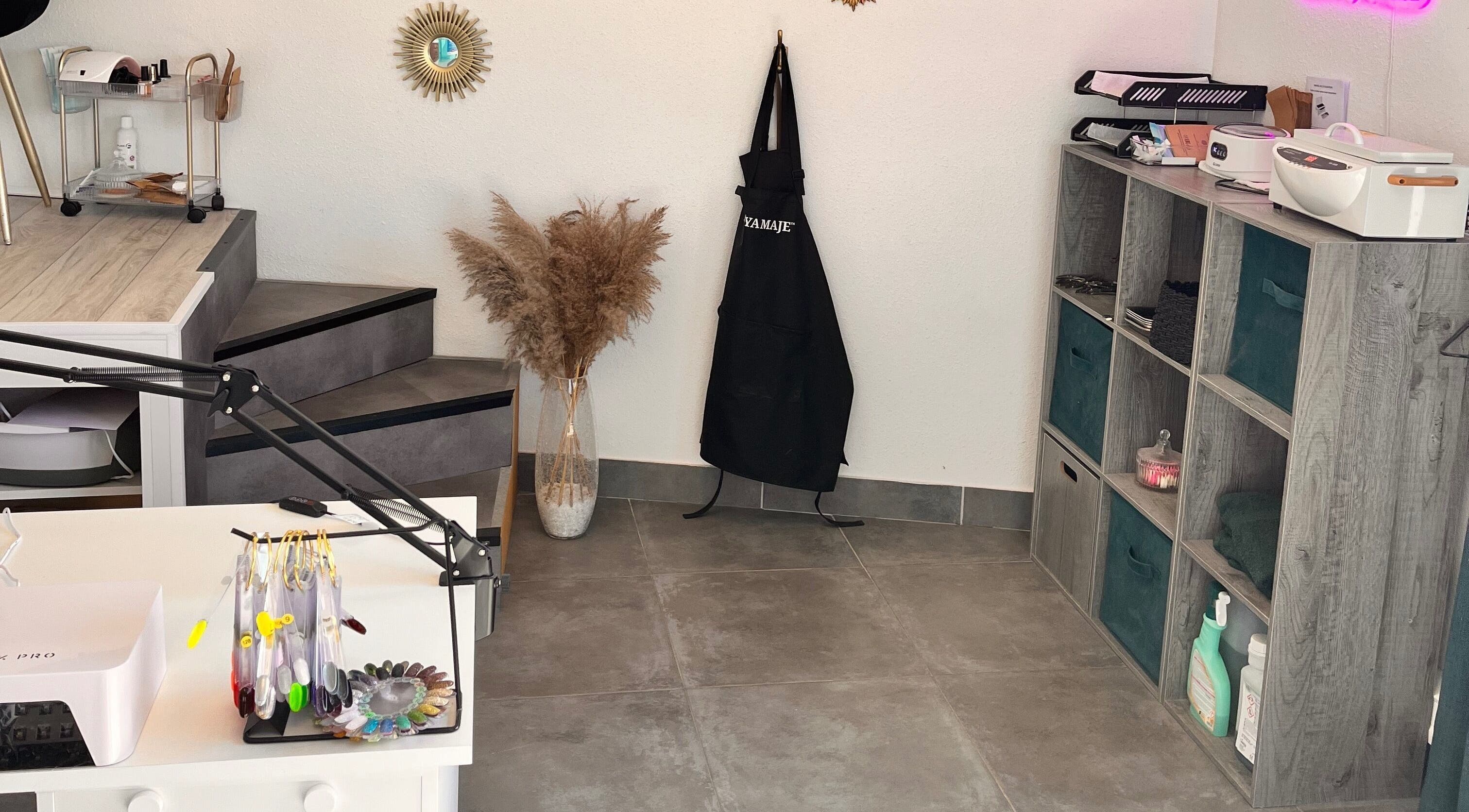 Coin élégant de l'atelier Em Nail’s à Serre-les-sapins, Bourgogne-franche-comté, FR, avec déco moderne.