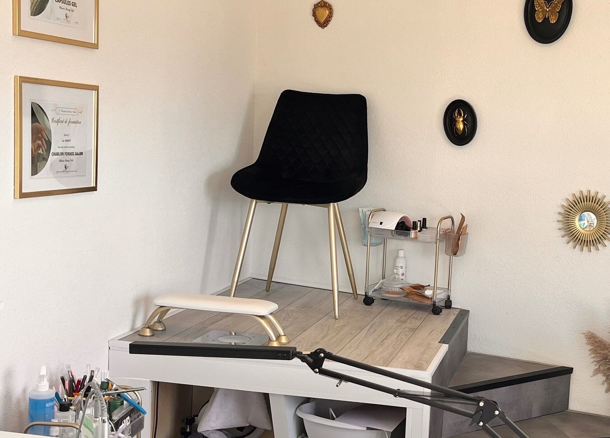 Intérieur chic d'Em Nail’s à Serre-les-sapins, Bourgogne-franche-comté, FR avec des certifications murales.