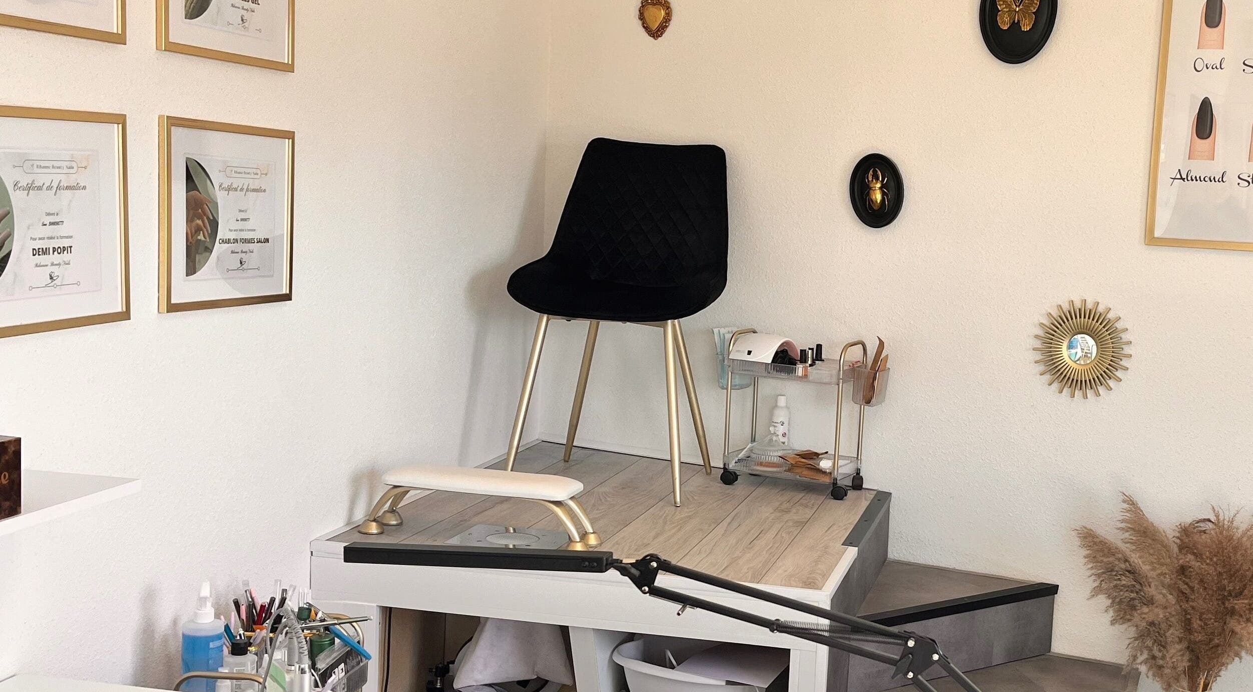 Intérieur chic d'Em Nail’s à Serre-les-sapins, Bourgogne-franche-comté, FR avec des certifications murales.