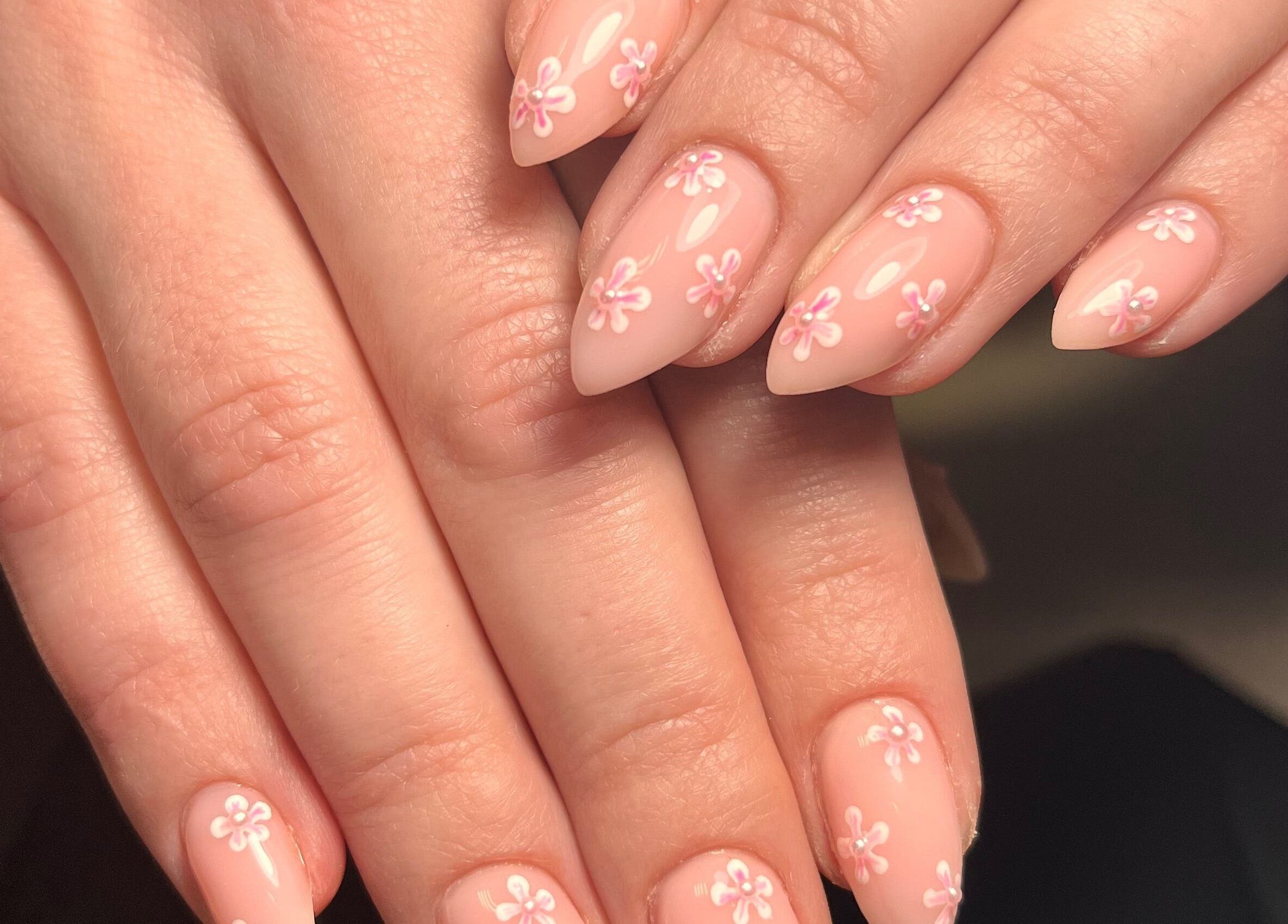 Manucure florale délicate à Em Nail’s, Serre-les-sapins, Bourgogne-franche-comté, FR.