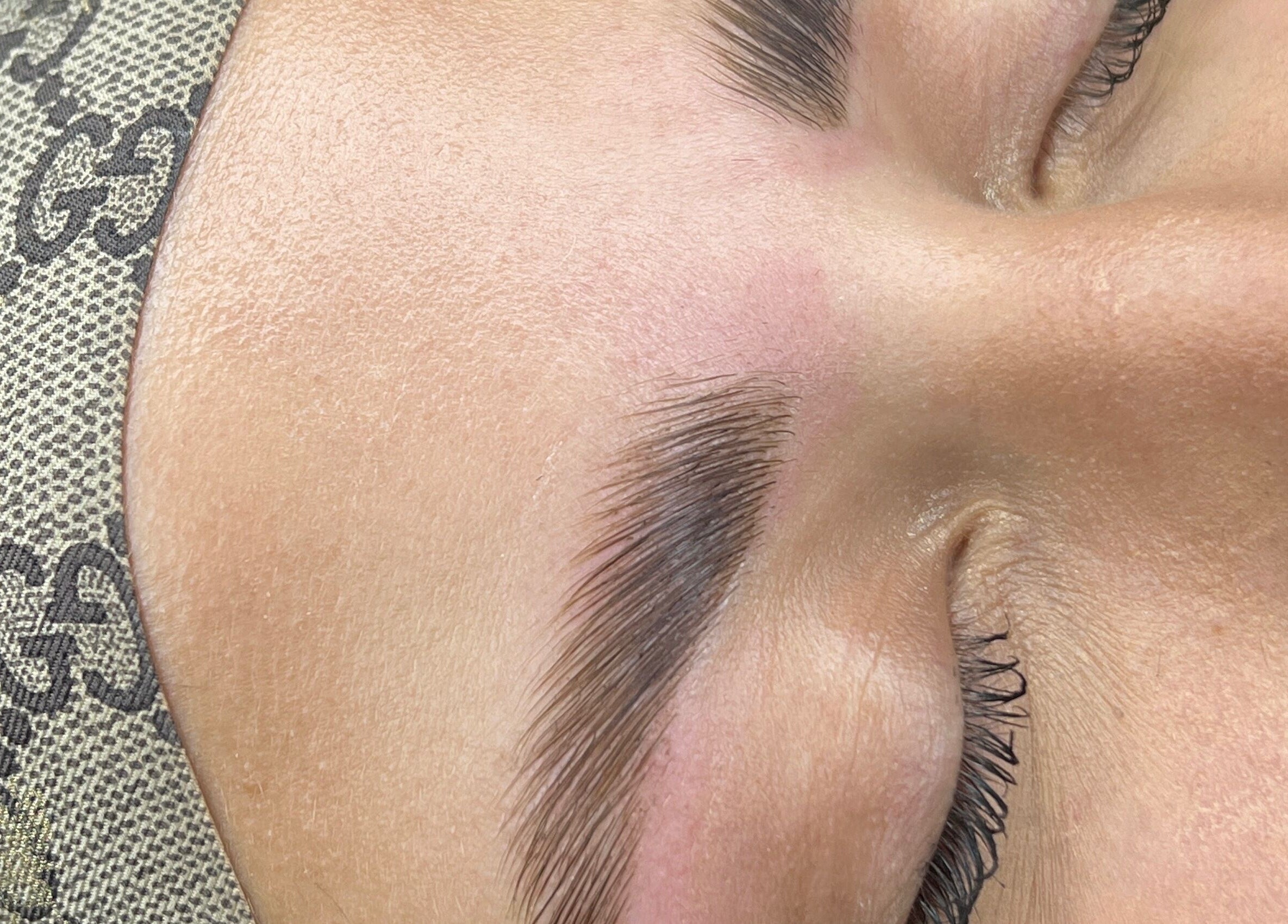 Sourcils impeccables après soin chez Naj Lashes à Lavancia-epercy, FR. Finition parfaitement sculptée.