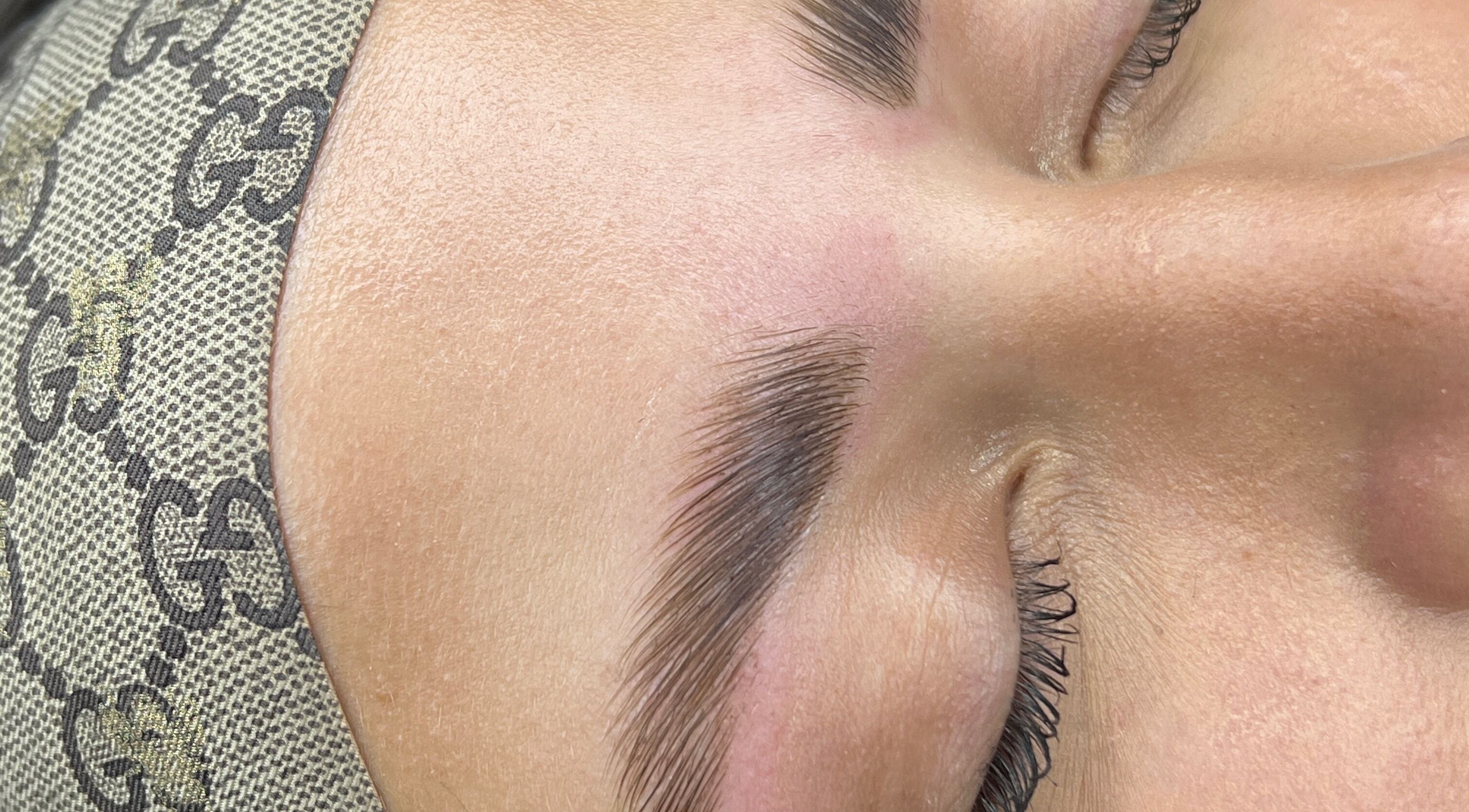 Sourcils impeccables après soin chez Naj Lashes à Lavancia-epercy, FR. Finition parfaitement sculptée.