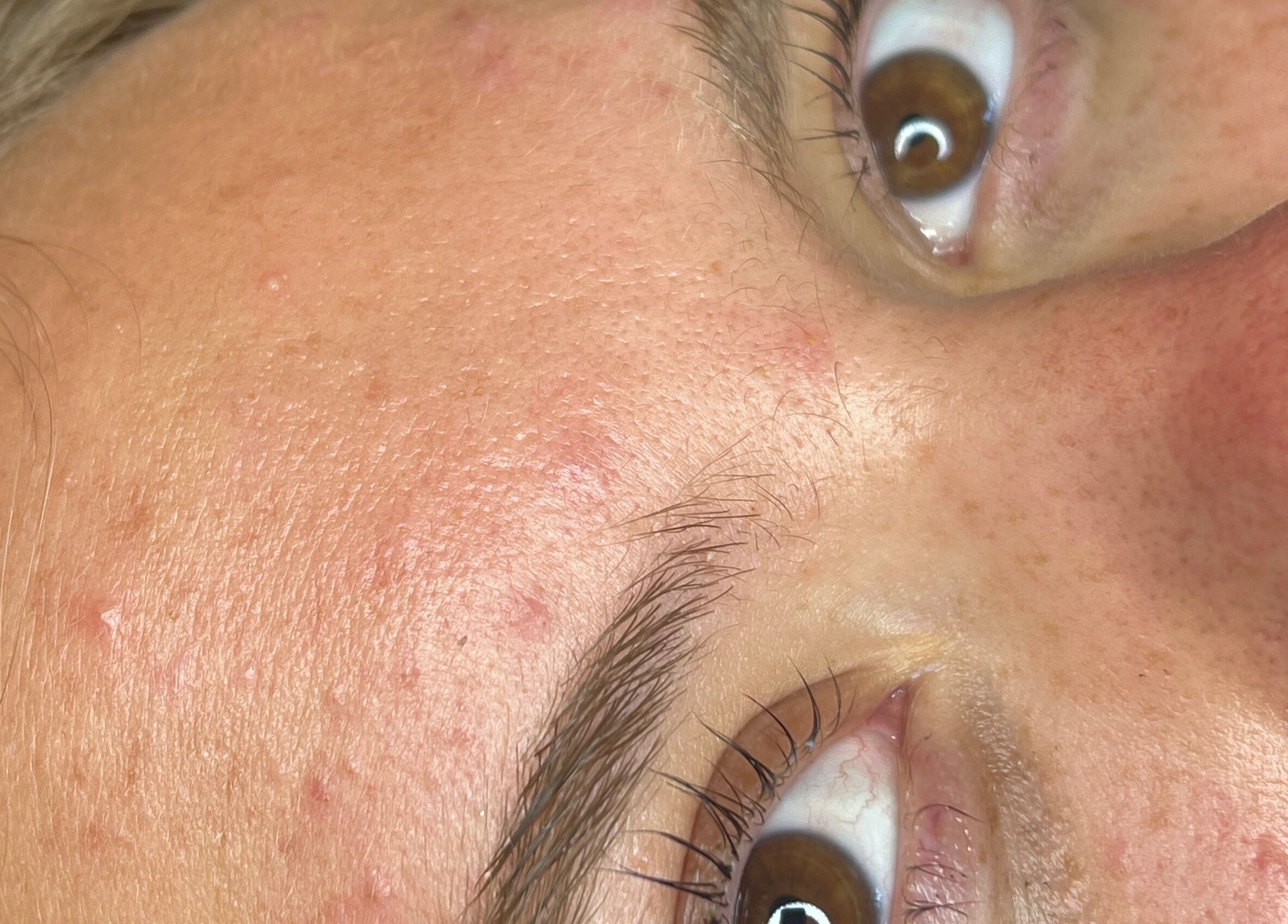 Gros plan sur peau lumineuse après soin chez Naj Lashes à Lavancia-epercy, FR.