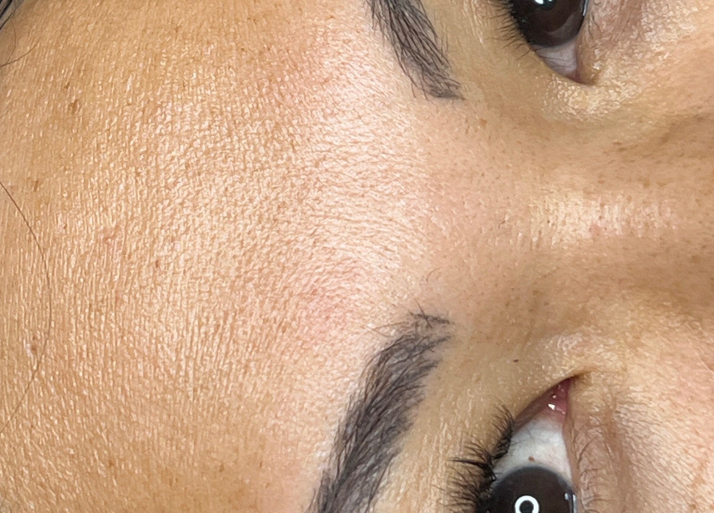 Zoom sur les sourcils et peau éclatante traités chez Naj Lashes, Lavancia-epercy, FR.