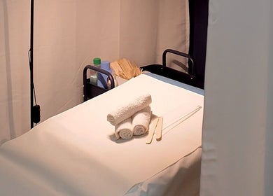 Masažni krevet u Studio Fancy, Velika Gorica, Zagreb County, HR opremljen ručnicima za opuštajuće tretmane.