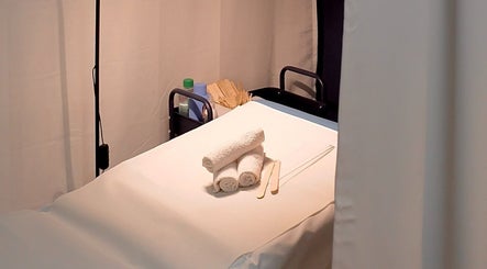 Masažni krevet u Studio Fancy, Velika Gorica, Zagreb County, HR opremljen ručnicima za opuštajuće tretmane.