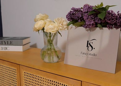Elegantan kutak u Studio Fancy, Velika Gorica, Zagreb County s cvijećem i knjigama