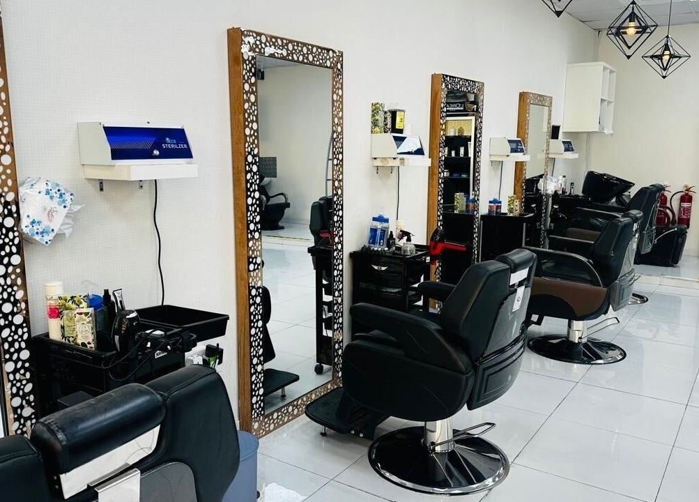 Streaks Gents - Al Nahda 1 in Dubai, Dubai, AE features sleek salon chairs and modern styling stations.