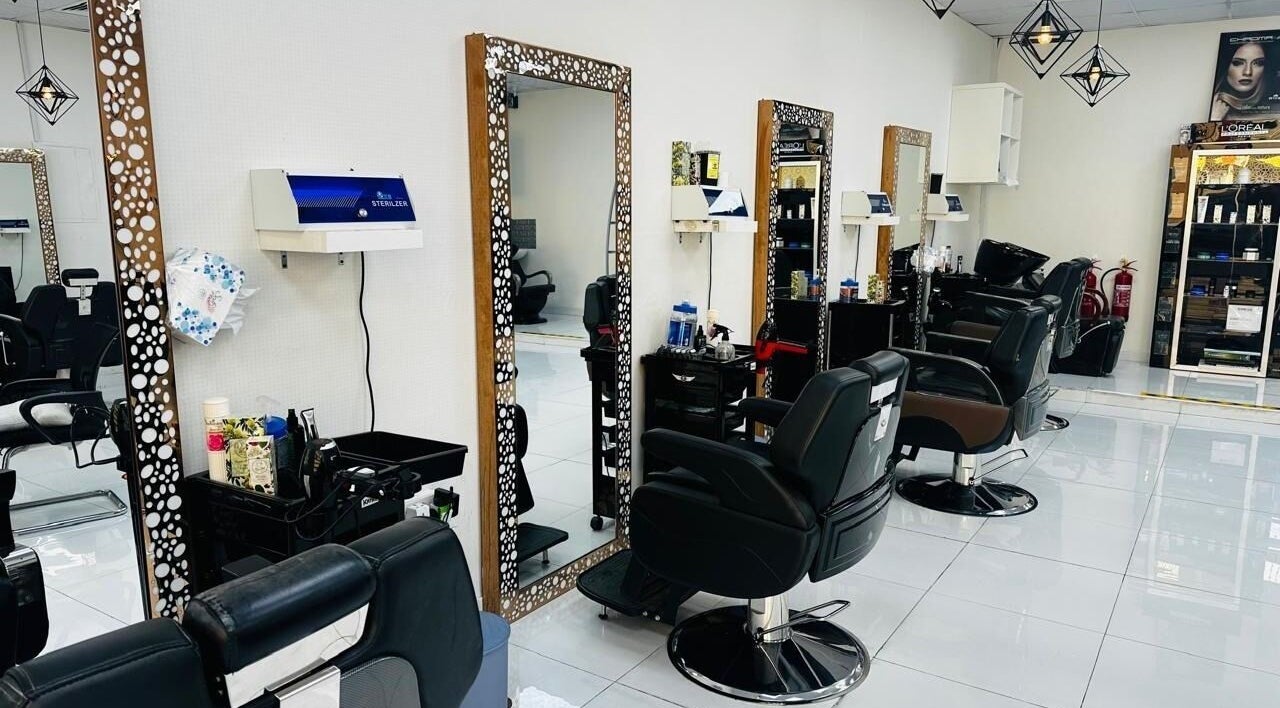 Streaks Gents - Al Nahda 1 in Dubai, Dubai, AE features sleek salon chairs and modern styling stations.