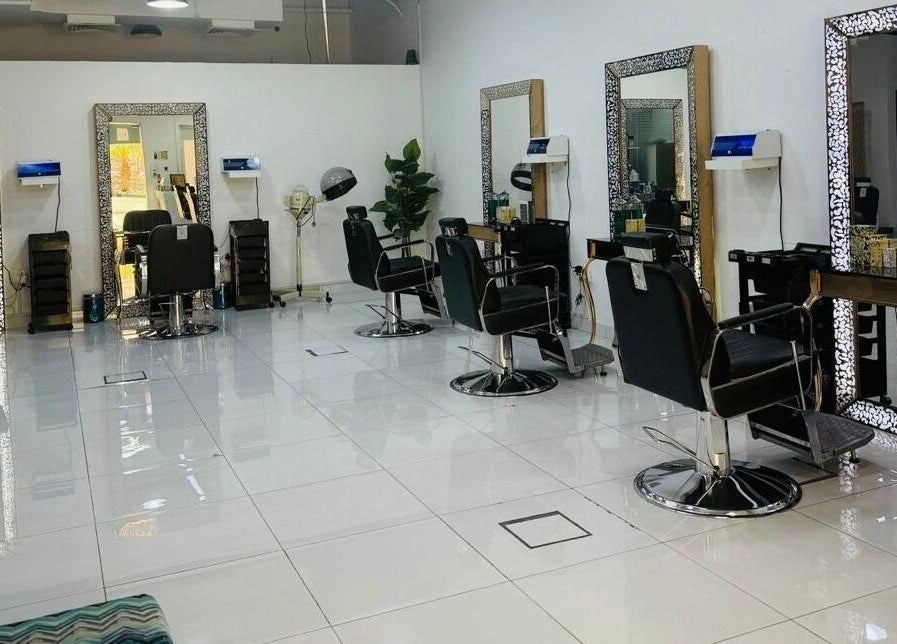 Modern salon interior at Streaks Gents - Al Nahda 1, Dubai, Dubai, AE with sleek styling chairs and ornate mirrors.