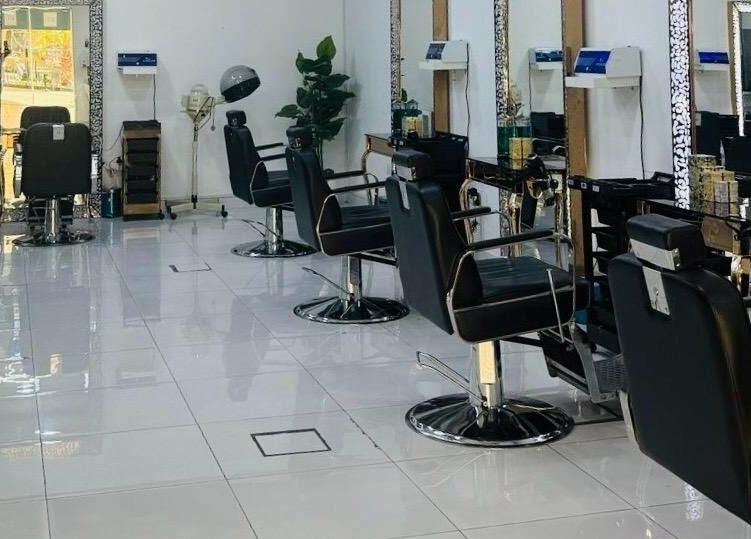 Modern salon interior at Streaks Gents - Al Nahda 1, Dubai, Dubai, AE with stylish chairs and mirrors.