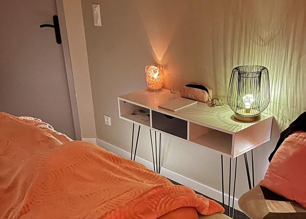 Salle de soins chaleureuse chez Pause Douc’heure à Vallet, Pays De La Loire, FR, avec une ambiance apaisante.