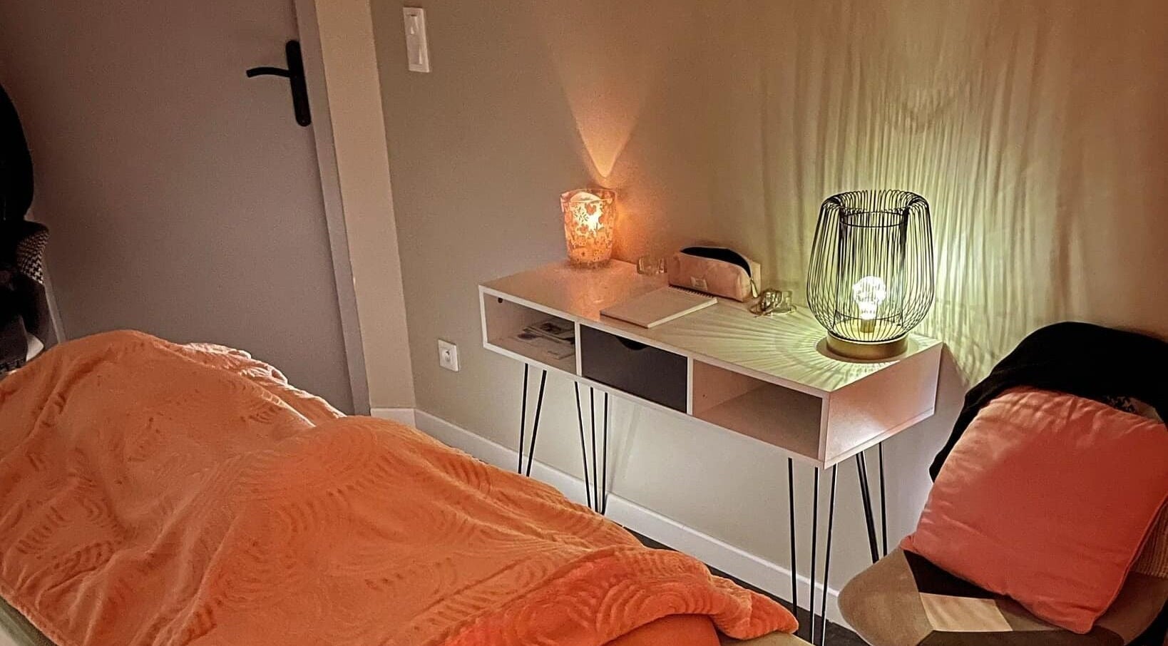 Salle de soins chaleureuse chez Pause Douc’heure à Vallet, Pays De La Loire, FR, avec une ambiance apaisante.