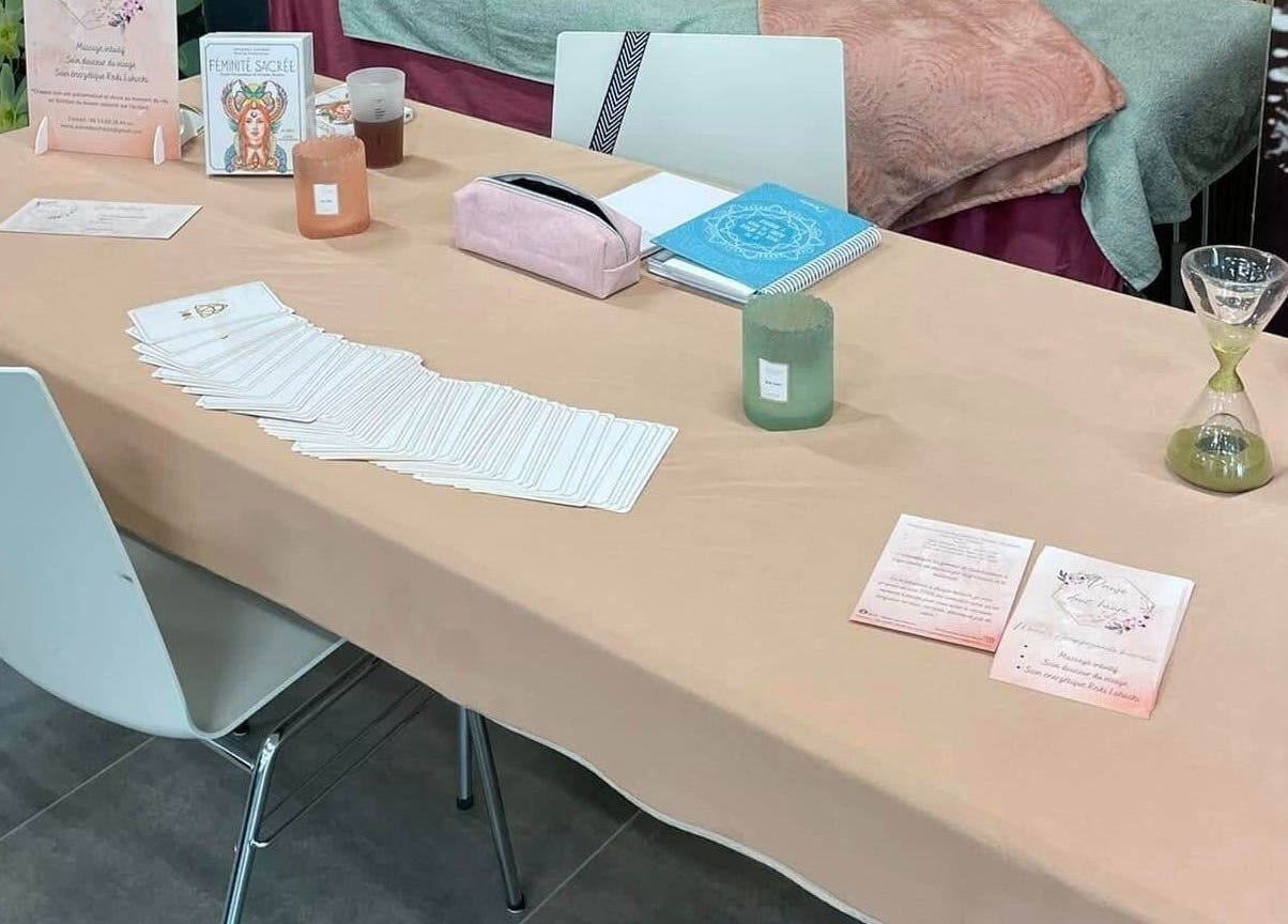 Table de consultation chez Pause Douc’heure à Vallet, Pays De La Loire, FR avec divers objets bien-être.