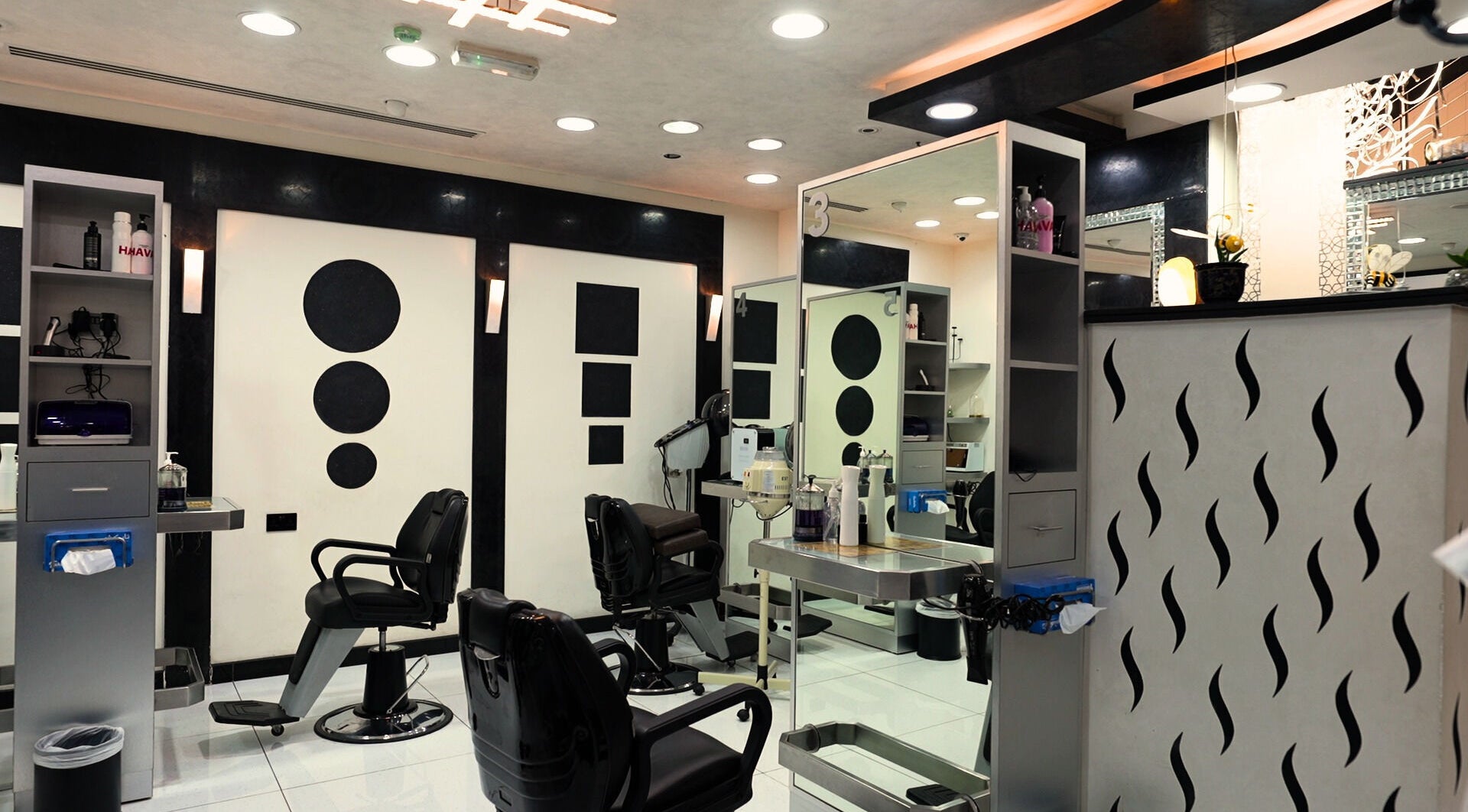 Modern interior of Hava Gents Salon Dubai in Dubai, Dubai, AE with stylish decor and sleek furnishings.
