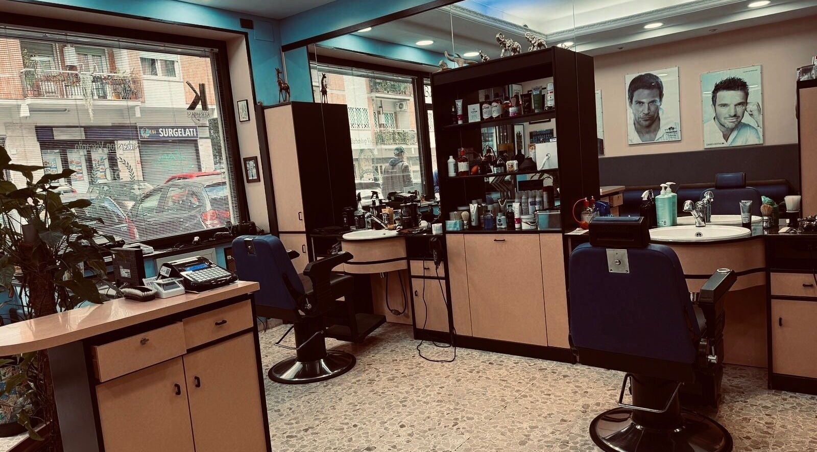 Interno di Flavius'Barbershop a Roma, Lazio, IT, mostra sedie da barbiere e prodotti professionali.
