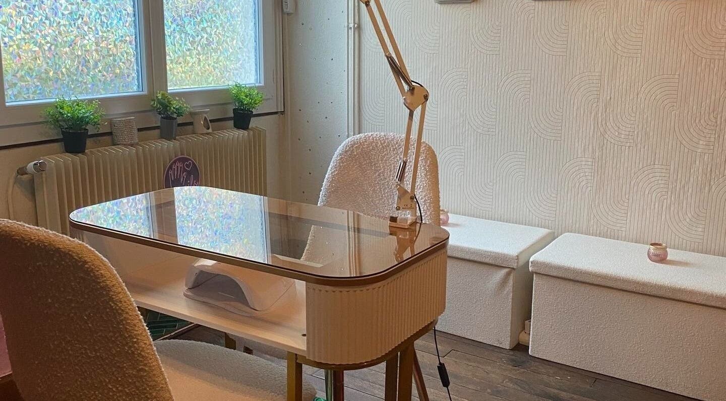 Espace élégant de Beauty Zen Lashes and Nails à Moulismes, Nouvelle-Aquitaine, FR, avec bureau et plantes.