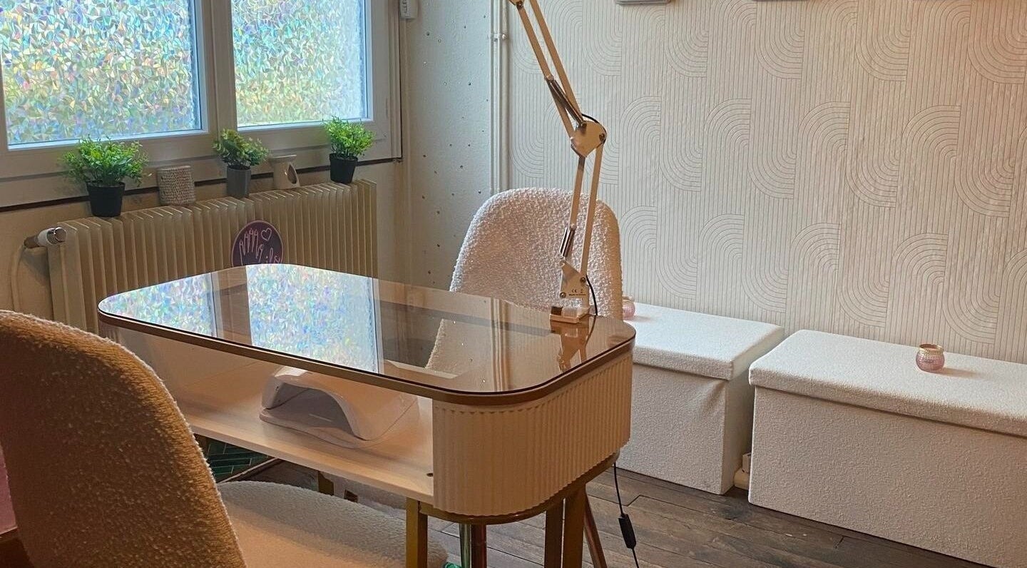 Espace élégant de Beauty Zen Lashes and Nails à Moulismes, Nouvelle-Aquitaine, FR, avec bureau et plantes.